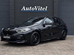 Zwart (metallic) Gebruikt 2022 BMW 118 M Sport Hatchback | € 25.945 (Eerlijke prijs)