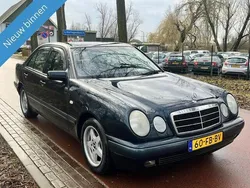 Zwart, metallic lak Gebruikt 1999 Mercedes E200 Sedan | € 1.699