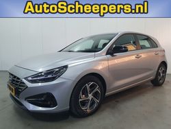 Grijs, metallic lak Gebruikt 2022 Hyundai i30 Comfort Hatchback | € 16.995 (Eerlijke prijs)