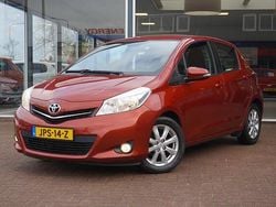 Rood (metallic) Gebruikt 2014 Toyota Yaris Comfort Hatchback | € 10.950 (Eerlijke prijs)
