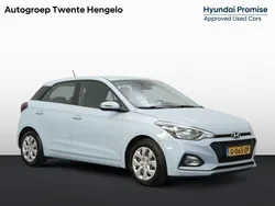 Wit metallic (blauw metallic) Gebruikt 2020 Hyundai i20 Hatchback | € 11.900 (Eerlijke prijs)