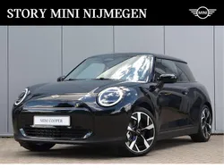 Zwart Nieuw 2024 Mini Cooper SE Classic Hatchback | € 40.750 (Iets duurder)
