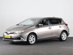 Platinum bronze metallic (grijs metallic) Gebruikt 2017 Toyota Auris Executive Hatchback | € 18.945 (Eerlijke prijs)