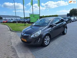 Grijs, metallic lak Gebruikt 2012 Opel Corsa Edition Hatchback | € 3.499 (Eerlijke prijs)