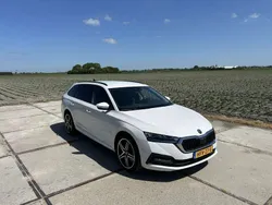 Wit Gebruikt 2022 Skoda Octavia Ambition Stationwagen | € 23.400 (Goede deal)