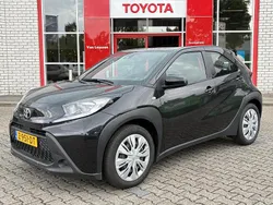 Zwart Gebruikt 2024 Toyota Aygo X-play Hatchback | € 17.340 (Eerlijke prijs)