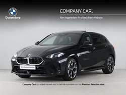 Zwart, metallic lak Nieuw 2025 BMW 120 Comfort Edition Hatchback | € 51.674 (Eerlijke prijs)