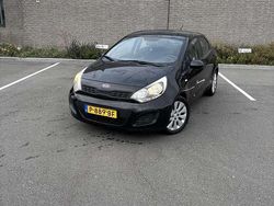 Zwart Gebruikt 2012 Kia Rio MPV | € 4.000 (Goede deal)