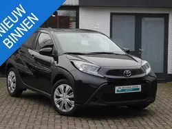 , metallic lak Gebruikt 2024 Toyota Aygo Play Hatchback | € 20.960 (Eerlijke prijs)
