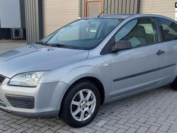 Grijs Gebruikt 2005 Ford Focus Ambiente Hatchback | € 1.700 (Eerlijke prijs)