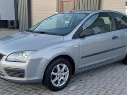 Grijs Gebruikt 2005 Ford Focus Ambiente Hatchback | € 1.650 (Eerlijke prijs)