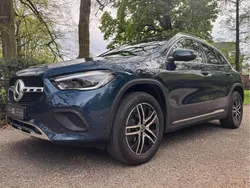 Blauw, metallic lak Gebruikt 2021 Mercedes GLA180 Business SUV | € 36.950 (Eerlijke prijs)