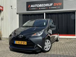 Grijs Gebruikt 2014 Toyota Aygo X-play Hatchback | € 7.999 (Eerlijke prijs)
