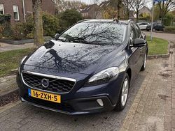 Blauw Gebruikt 2013 Volvo V40 CC Momentum Stationwagen | € 14.999 (Eerlijke prijs)