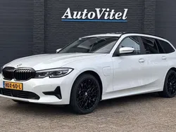 Wit, metallic lak Gebruikt 2021 BMW 330 Advantage Stationwagen | € 31.945 (Super prijs)