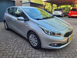 Grijs (metallic) Gebruikt 2014 Kia Ceed Hatchback | € 3.850