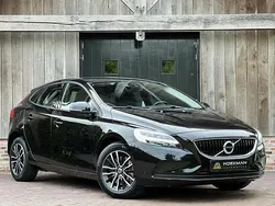 Zwart Gebruikt 2019 Volvo V40 Stationwagen | € 19.450 (Eerlijke prijs)