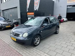 Blauw, metallic lak Gebruikt 2002 VW Polo Highline Hatchback | € 999 (Eerlijke prijs)