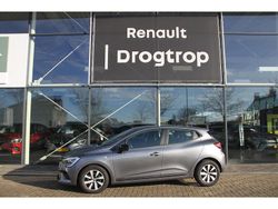Gris highland (grijs metallic) Gebruikt 2022 Renault Clio V Equilibre Hatchback | € 15.425 (Eerlijke prijs)
