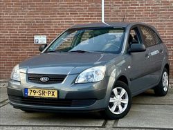 Grijs, metallic lak Gebruikt 2006 Kia Rio Hatchback | € 2.450 (Eerlijke prijs)