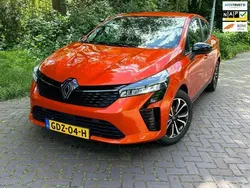 Oranje Gebruikt 2024 Renault Clio V Evolution Hatchback | € 18.950 (Eerlijke prijs)