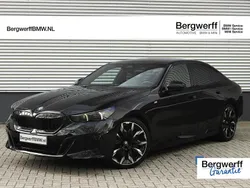 Zwart Gebruikt 2025 BMW 550e M Sport Sedan | € 89.875 (Super prijs)