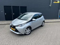 Grijs Gebruikt 2016 Toyota Aygo X-play Hatchback | € 6.999 (Eerlijke prijs)