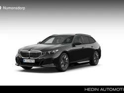 Zwart Nieuw 2025 BMW 530e M Sport Stationwagen | € 83.021 (Goede deal)