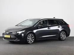 Zwart, metallic lak Gebruikt 2022 Toyota Corolla Business Edition Stationwagen | € 22.745 (Eerlijke prijs)
