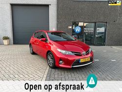 Rood, metallic lak Gebruikt 2014 Toyota Auris Hybrid Hatchback | € 10.499 (Eerlijke prijs)