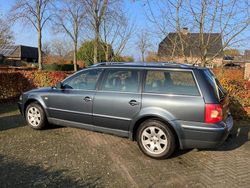 Blauw Gebruikt 2001 VW Passat Highline Stationwagen | € 800 (Eerlijke prijs)
