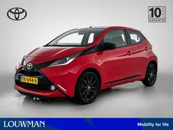 Rood, metallic lak Gebruikt 2015 Toyota Aygo X-clusiv Hatchback | € 10.995 (Eerlijke prijs)