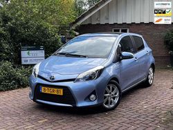 Blauw (metallic) Gebruikt 2014 Toyota Yaris Hybrid Hatchback | € 10.390 (Iets duurder)