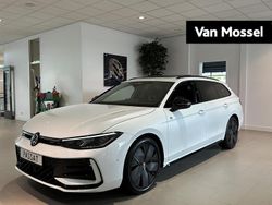 Wit Nieuw 2025 VW Passat Business Stationwagen | € 57.900