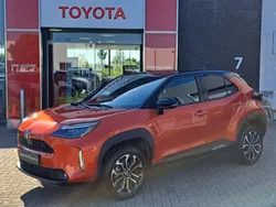 Oranje, metallic lak Gebruikt 2023 Toyota Yaris Cross SUV | € 29.400 (Eerlijke prijs)