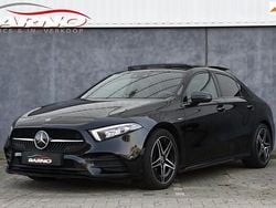 Zwart (metallic) Gebruikt 2021 Mercedes A180 AMG Sedan | € 30.999 (Eerlijke prijs)