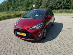 Rood Gebruikt 2017 Toyota Yaris Hybrid Design Hatchback | € 13.450 (Eerlijke prijs)