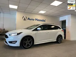 Wit, metallic lak Gebruikt 2018 Ford Focus ST-Line Stationwagen | € 11.990 (Eerlijke prijs)