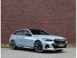 Grijs Gebruikt 2024 BMW 550e M Sport Stationwagen | € 92.950 (Super prijs)