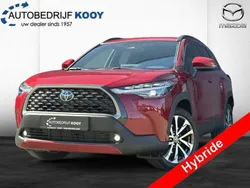 Rood, metallic lak Nieuw 2024 Toyota Corolla Cross Style SUV | € 37.950 (Eerlijke prijs)
