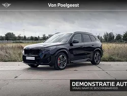 Saphirschwarz metallic (475) (zwart metallic) Nieuw 2025 BMW X1 M Sport SUV | € 69.900 (Goede deal)