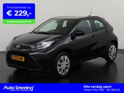 Zwart Gebruikt 2024 Toyota Aygo Play Hatchback | € 17.945 (Eerlijke prijs)