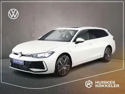 Wit Nieuw 2025 VW Passat R-line Edition Stationwagen | € 52.215 (Eerlijke prijs)