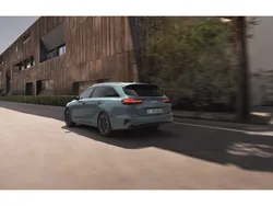 Aurora black pearl (zwart metallic) Nieuw 2025 Kia Ceed Sportswagon Stationwagen | € 31.140 (Eerlijke prijs)
