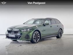 Bmw individual anglesey green metallic (groen metallic) Nieuw 2025 BMW 550e M Sport Stationwagen | € 119.814 (Duur)