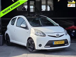 Wit Gebruikt 2012 Toyota Aygo Hatchback | € 4.244 (Eerlijke prijs)