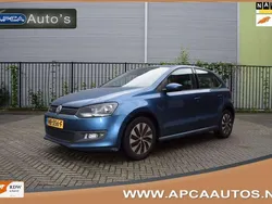 Blauw, metallic lak Gebruikt 2015 VW Polo Hatchback | € 7.945 (Eerlijke prijs)