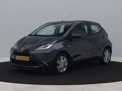 Grijs Gebruikt 2015 Toyota Aygo X-play Hatchback | € 8.400 (Eerlijke prijs)