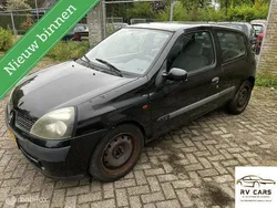 Zwart Gebruikt 2001 Renault Clio II Authentique Hatchback | € 799 (Eerlijke prijs)