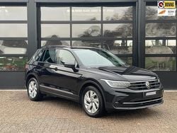Zwart (metallic) Gebruikt 2022 VW Tiguan Life SUV | € 31.750 (Super prijs)